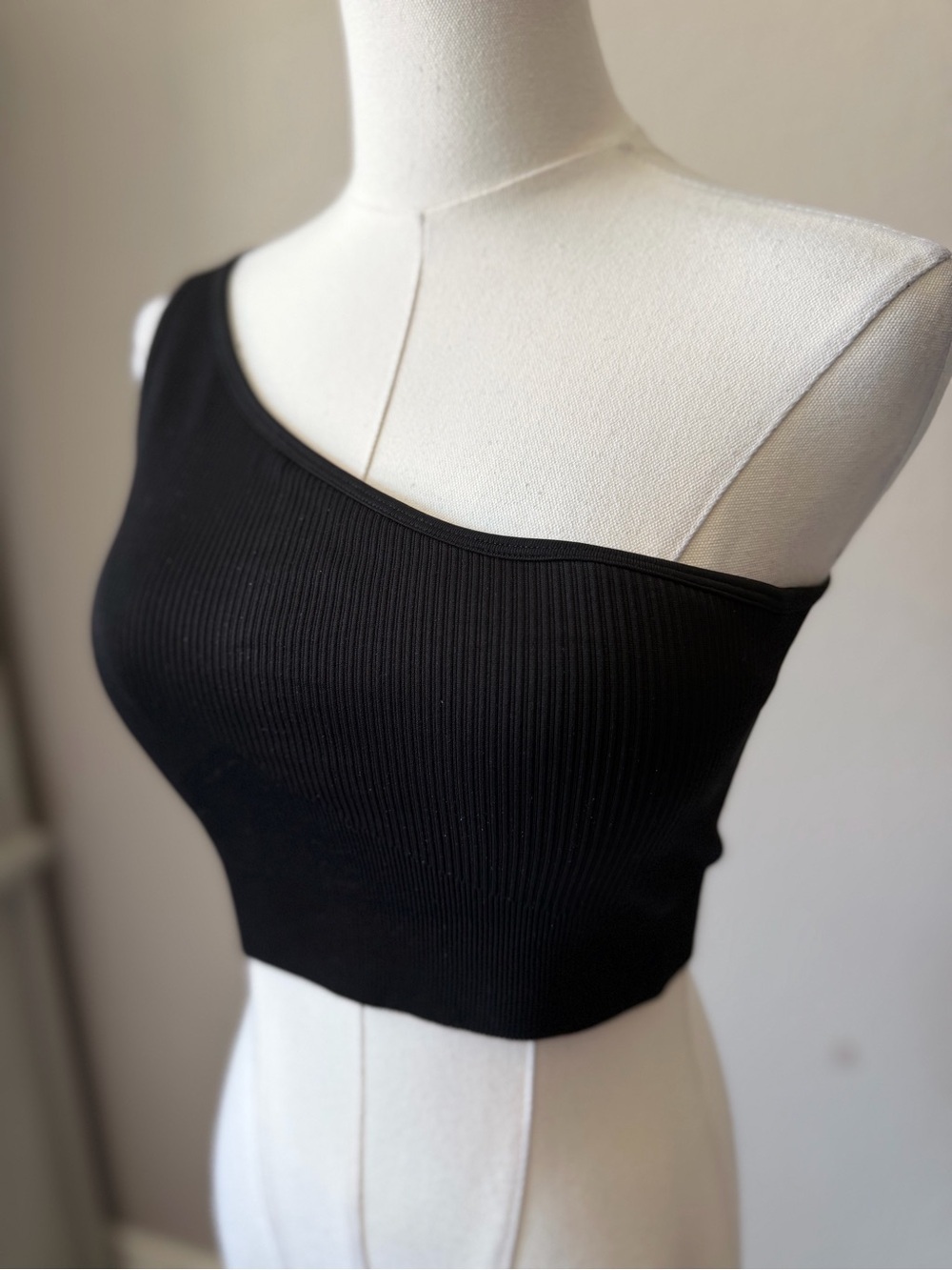 NWT OQQ One-Shoulder Ribbed Crop Top Sports Bra Black Gym Yoga Workout, Medium